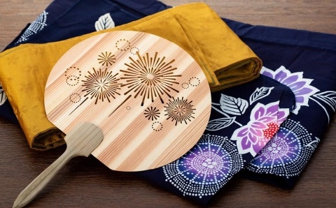 ＜花火＞愛媛の杉を使った木の透かしうちわ