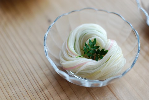 手延べ そうめん 素麺 800g ( 50g×16束 ) 五色そうめん 小分け カラフル 色付き 味付き 手延そうめん ソーメン 白そうめん 抹茶 みかん 梅 もち麦 常温 長期保存可 愛媛県 松山市