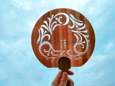 ＜砥部焼からくさ＞愛媛の杉を使った木のうちわ