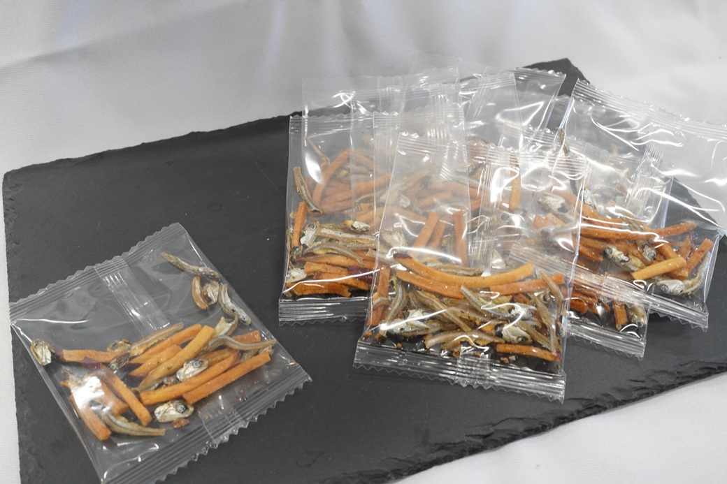 カルシウム お菓子 おさかないもけんぴ 1袋 国内産 いわし サクサク食感 着色料不使用 香料不使用 保存料不使用 国内産 丸ごと おさかな習慣 EPA DHA おやつ おつまみ お茶うけ 伊予市 オカベ｜A107