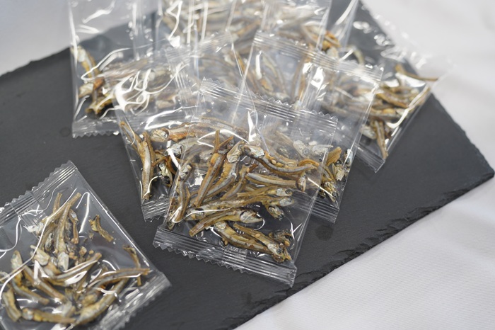 いりこ 食べるいりこ 味付きいりこ 小袋 個包装 煮干し カルちゃん小魚だけ カルちゃん 小魚 5袋(4g×100) アーモンド小魚の小魚だけ カルシウム オカベ 国産 愛媛 伊予市｜B436