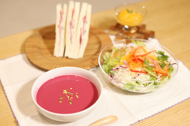 野菜果物 キウイフルーツ ミニトマト にんじん ビーツ ケール 各1枚 計5枚セット 国産 無農薬 朝どれ 新鮮 急速冷凍 飲料 料理 遠藤青汁 伊予市 愛媛｜B472