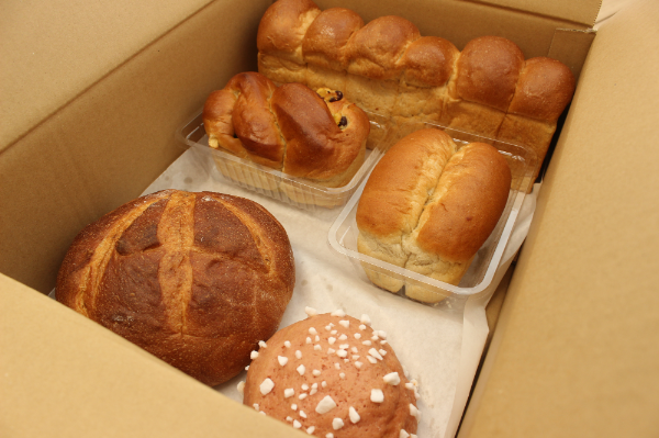 パン 無添加 老舗 4～5個セット ブレッド おまかせ ランダム 詰め合わせ ブランド認定 学校給食 朝食 朝ごはん 季節 おすすめ はだか麦 国産小麦 国産素材 おやつ こだわり 食物繊維豊富 安心 安全 篠崎ベーカリー 愛媛 伊予市 ｜B66