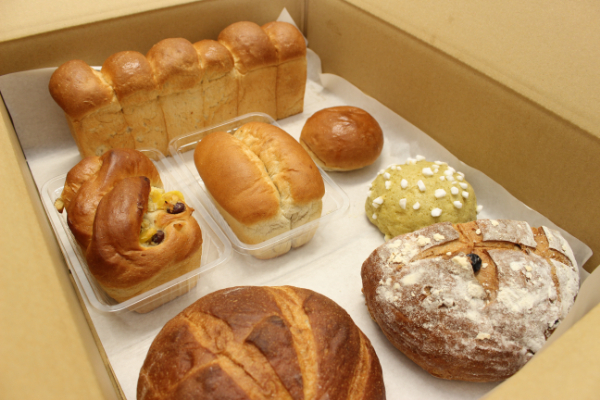 パン 無添加 老舗 6～7個セット ブレッド おまかせ ランダム 詰め合わせ ブランド認定 学校給食 朝食 朝ごはん 季節 おすすめ はだか麦 国産小麦 国産素材 おやつ こだわり 食物繊維豊富 安心 安全 篠崎ベーカリー 愛媛 伊予市 ｜B67