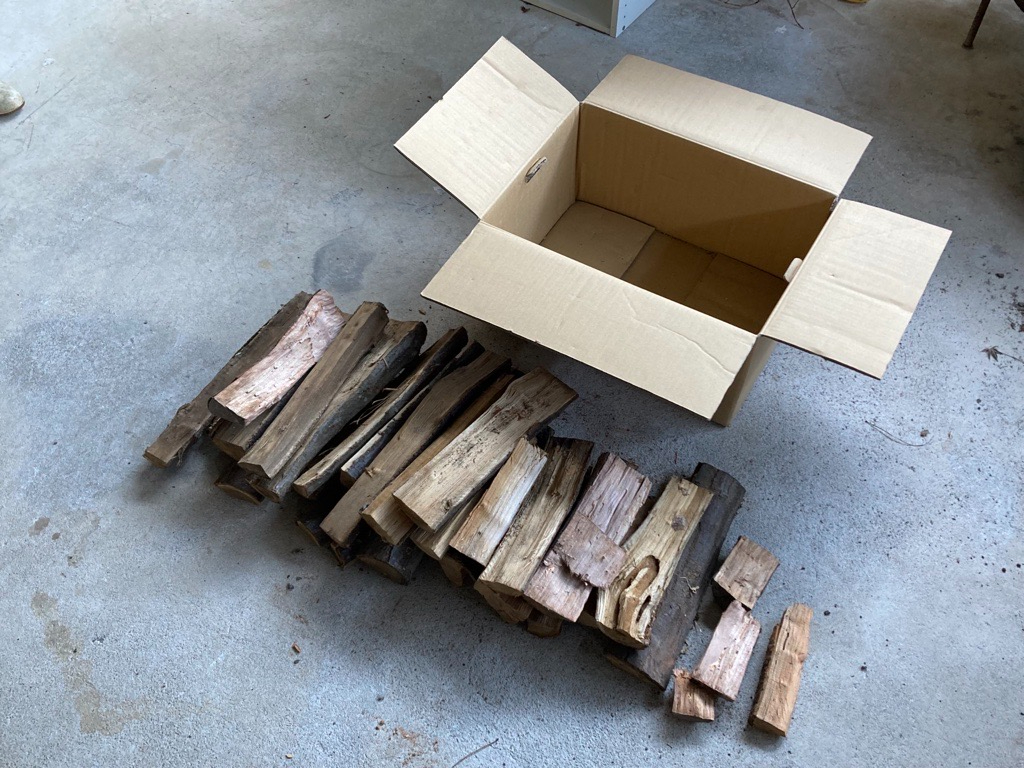 訳あり 薪 広葉樹 15kg～18kg 自然乾燥 菜の花薪 割薪 アウトドア キャンプ｜B218