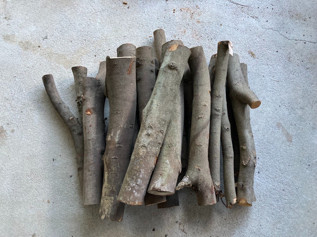 訳あり 薪 広葉樹 15kg～18kg 自然乾燥 菜の花薪 丸薪 アウトドア キャンプ｜B221