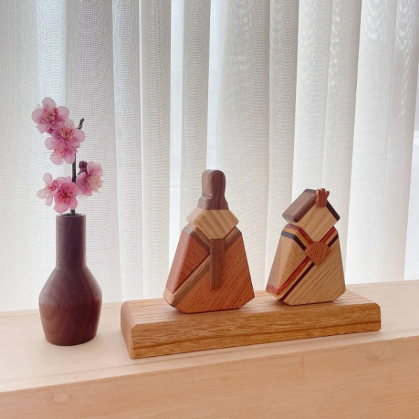 ひな人形 木製 インテリア 天然木 おひな様 雛飾り ひな祭り 初節句 3月3日 桃の節句 お祝い 女の子 卓上 コンパクト ウォルナット 欅 オーク 無垢 天然素材 置き物 ギフト プレゼント 伊予市｜D02