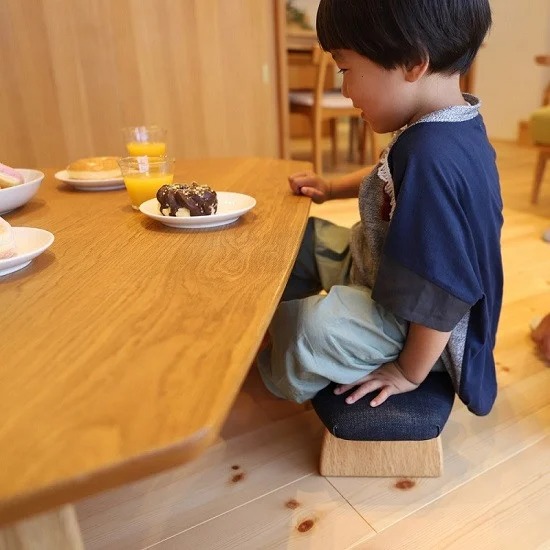 低座椅子 椅子 枕 木製 チェア フットレスト オットマン ソファ 畳 インテリア 国産材 無垢材 フェイスタオル 家具屋アカトシロ ゴイチ(R) スエード（グリーン）｜E04