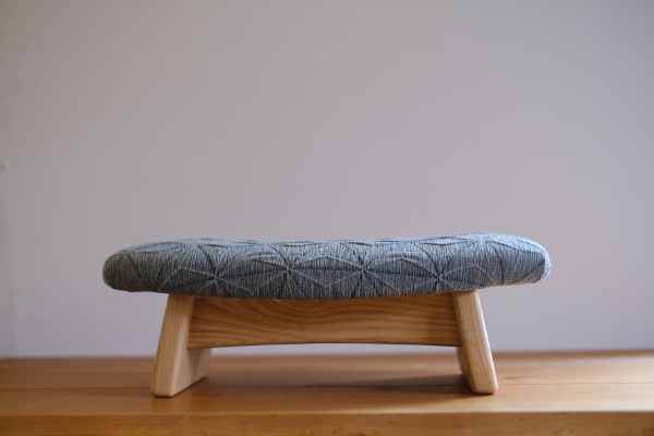 低座椅子 椅子 枕 木製 チェア フットレスト オットマン ソファ 畳 インテリア 国産材 無垢材 フェイスタオル 家具屋アカトシロ ゴイチ(R) KUSUDAMA（グレー）｜E06
