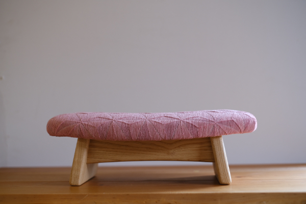 低座椅子 椅子 枕 木製 チェア フットレスト オットマン ソファ 畳 インテリア 国産材 無垢材 フェイスタオル 家具屋アカトシロ ゴイチ(R) KUSUDAMA（ピンク）｜E07