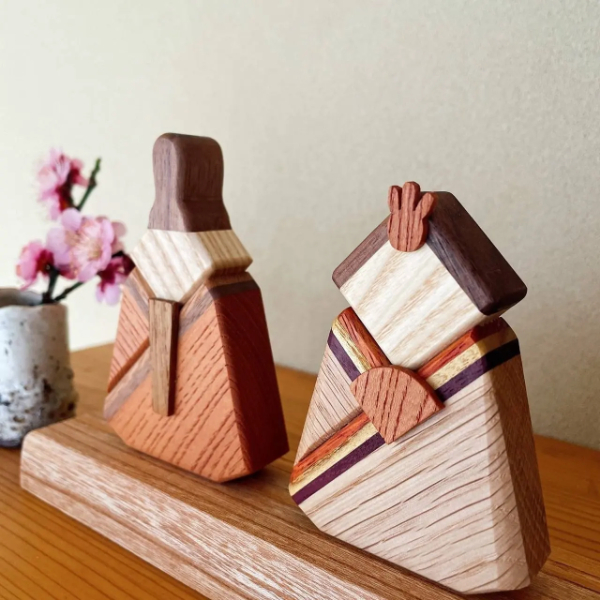 ひな人形 木製 インテリア 天然木 おひな様 雛飾り ひな祭り 初節句 3月3日 桃の節句 お祝い 女の子 卓上 コンパクト ウォルナット 欅 オーク 無垢 天然素材 置き物 ギフト プレゼント 伊予市｜D02