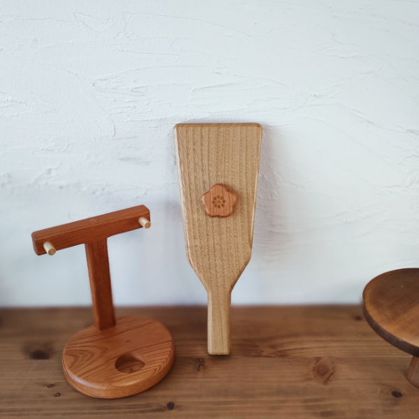 インテリア 天然木 シンプルデザイン羽子板 お正月 季節の飾り 卓上 コンパクト ウォルナット 欅 チェリー 無垢 天然素材 置き物 ギフト プレゼント 伊予市｜E12