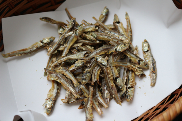 カルシウム お菓子 味付け食べる煮干し 10袋 国内産 いわし サクサク食感 着色料不使用 香料不使用 保存料不使用 国内産 丸ごと おさかな習慣 EPA DHA おやつ おつまみ お茶うけ 伊予市 オカベ｜A05