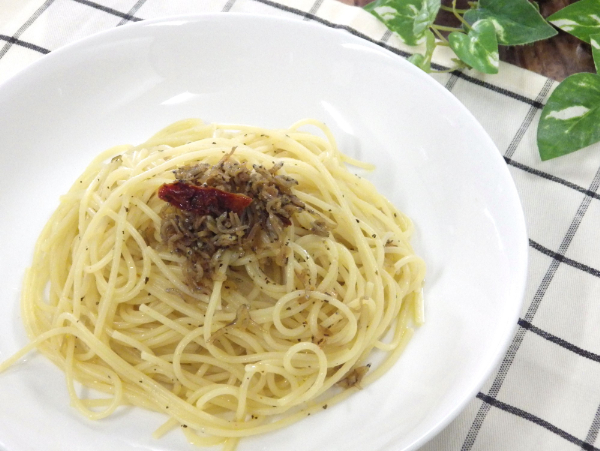 ちりめん ギフト ＯＬＩ・ＪＡＣＯ（オリジャコ）３本セット 食品添加物不使用 瀬戸内海産 オリーブオイル漬け ほんのりみかん味 トマトバジル味 和風味 伊予市 オカベ｜B74