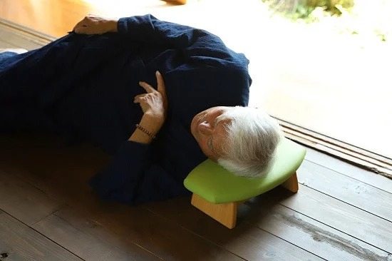 低座椅子 椅子 枕 木製 チェア フットレスト オットマン ソファ 畳 インテリア 国産材 無垢材 フェイスタオル 家具屋アカトシロ ゴイチ(R) スエード（グリーン）｜E04