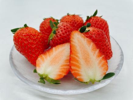 西予市宇和町産　谷口農園のいちご（紅い雫）２パックと紅マドンナジュースのセット