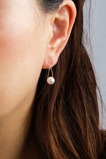 真珠イヤリング・トライアングル（イエローゴールド）