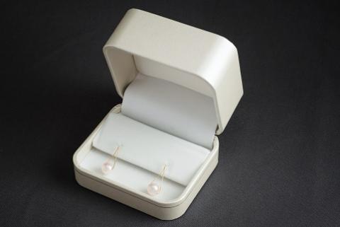 真珠イヤリング・トライアングル（イエローゴールド）