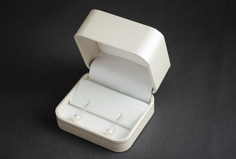 真珠ピアス・トライアングル（ホワイトゴールド）