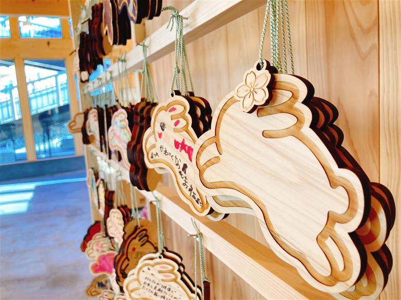 ＜うさぎ絵馬(さくらミニ絵馬チャーム付き)＞　ウサギ　卯　エマ　キーホルダー　ストラップ　お守り　おしゃれ　手作り　オリジナル　雑貨　開運