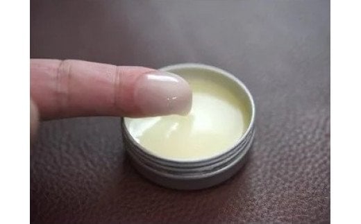 「伊予レザークリーム」クロモジ(25g×1缶)｜革製品 手仕事 クリーム レザー レザークリーム オイル 伊予柑 伊予柑精製オイル ツヤだし キズ修復 愛用 シミ対策 抗菌作用 防カビ成分 コンディション維持 エッセンシャルオイル クロモジ 蜜蝋 えごま油 クロモジエキス お手入れ メンテナンス 革職人 革工房 革工房ワンループ オリジナル革製品 高級革 お手入れ ギフト プレゼント 人気 愛媛 久万高原町