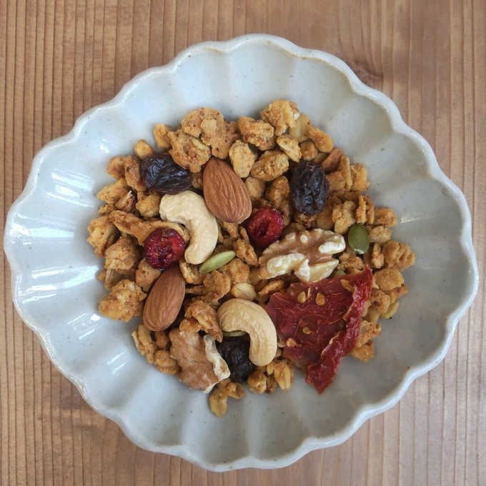 自家栽培 高原トマトのグラノーラ（150g×1袋）｜ シリアル オートミール 朝食 食品 地とうきび ナッツ フルーツ アーモンド クルミ カシューナッツ レーズン クランベリー 自家製干しりんご りんご 里山グラノーラ アイス トッピング ミニパフェ