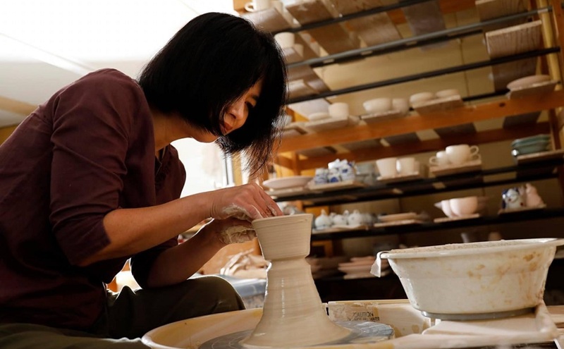 ＜砥部焼＞風鈴 いぶしと砥部焼のマリアージュ【tsuneokaceramics 女性作家 おしゃれ シック かわいい ふうりん wind bell いぶし銀 インテリア 和風 和紙 夏 陶芸 陶磁器 手作り ハンドメイド】