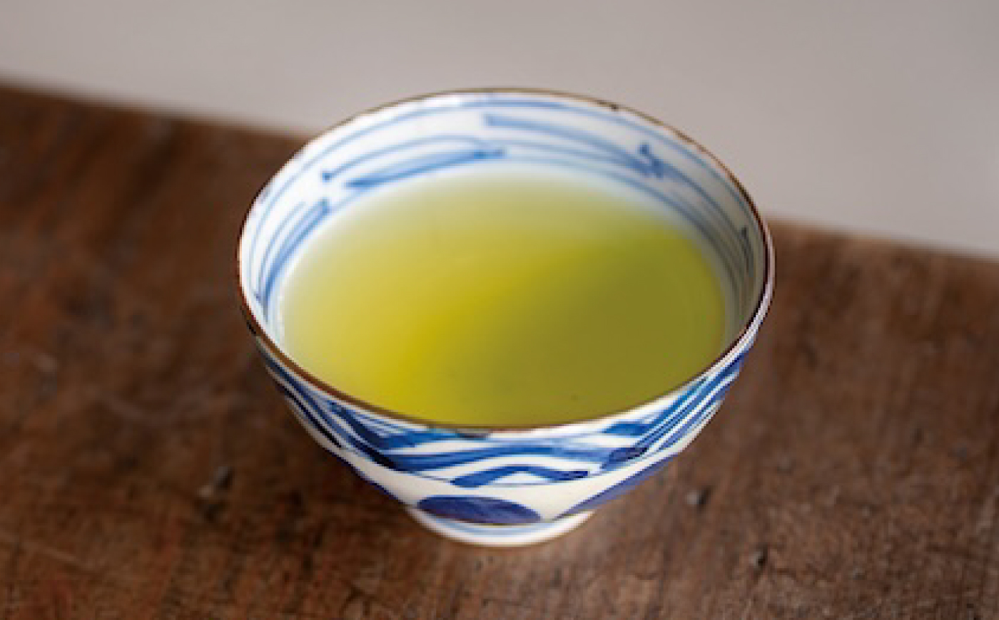 【全12回定期便】オーガニックのべにふうき緑茶 (85g×1個) 愛媛県 内子町 / にのらく茶園 [BKBR009]