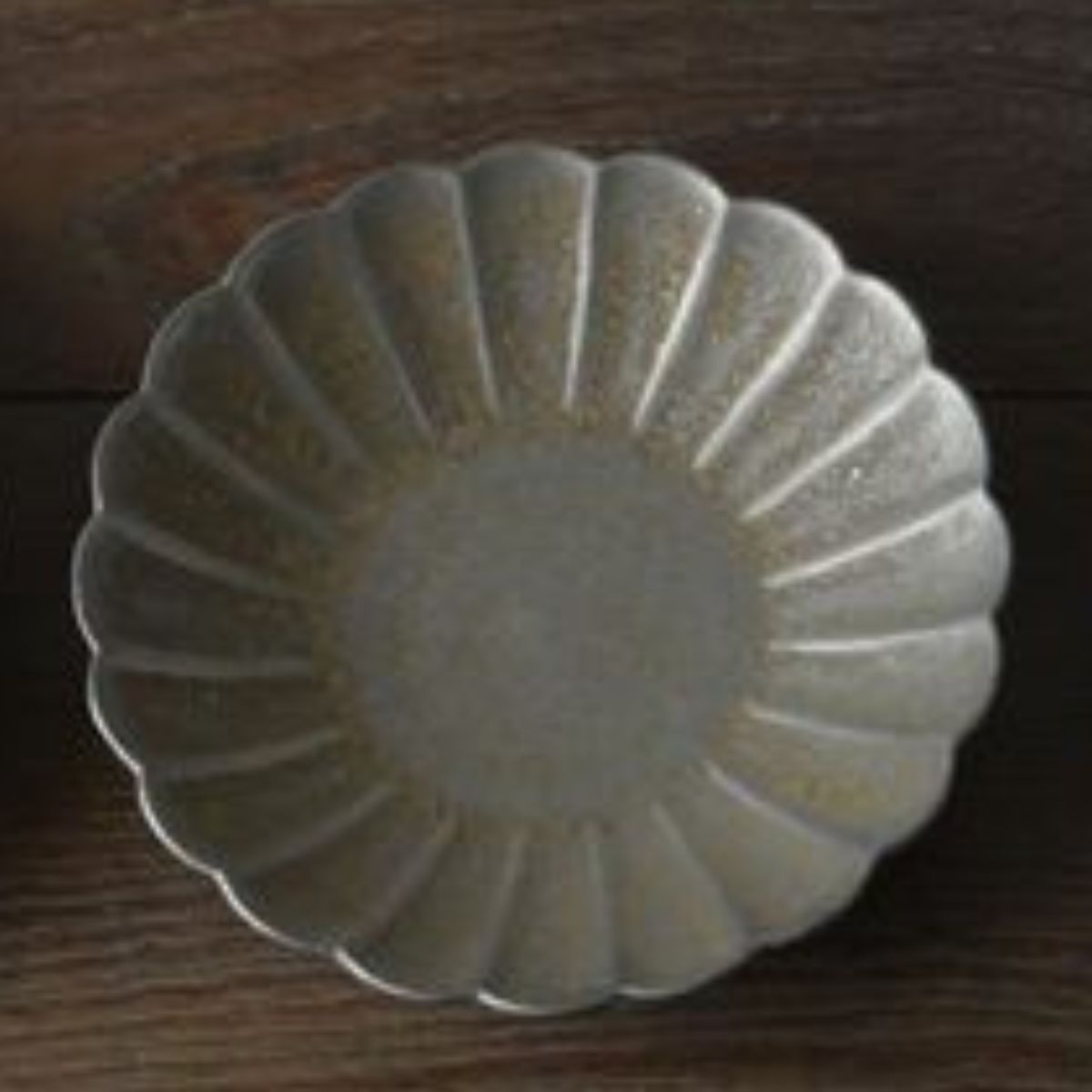 砥部焼 菊型皿セット（直径約17cm×2枚） 黒（鉄サビ色） 【ふるさと納税 人気 おすすめ ランキング 食器 皿 お皿 砥部焼 おさら 陶芸 和食 洋食 手作り おしゃれ かわいい 愛媛県 伊方町 送料無料】 IKTS011-2