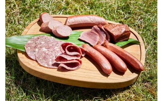 【口コミで評判】「まつのジビエ」鹿の燻製肉、鹿のウィンナー、鹿のビアシンケン、鹿のフランクフルトのセット◇ ｜ジビエ 鹿 しか シカ 鹿肉 ウインナー ビアシンケン フランクフルト ボローニャ 燻製 珍しい グランピング キャンプ飯 BBQ バーベキュー ふるさと納税　愛媛県 松野町 お取り寄せ