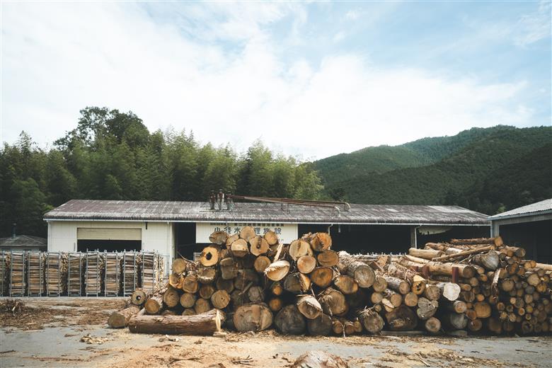 広葉樹薪【クヌギ】太薪 90kg（18kg×5箱）30cm ｜ 薪 針葉樹 自然乾燥 薪ストーブ アウトドア キャンプ 料理 ピザ窯 燃料 燃焼 ※離島への配送不可