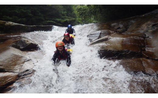 キャニオニング　ファミリーコース（4月～10月）大人1名様 チケット有効期限1年 ◇ | アクティビティ 遊び 体験 フォレストキャニオン