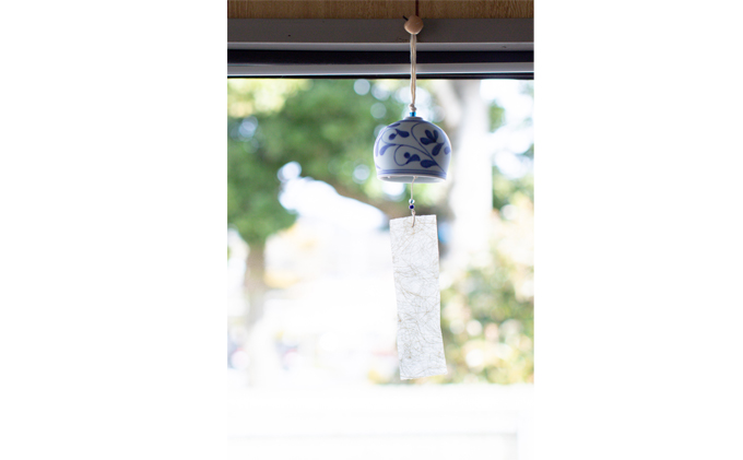 【受注生産】　砥部焼　染付草文様風鈴