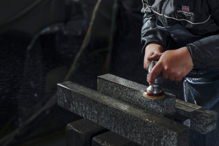 【オーダー】ペット用お墓（台プレート・骨壺あり）【名入れ可能】 ｜ 犬 犬用 ペットお墓 プレート 手作り 庭 自宅 柴犬 チワワ ダックスフンド お花 デザイン 墓石 東京 大阪 愛媛県鬼北町 邑偉石材 イフイ