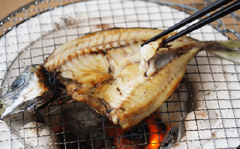 【訳あり】魚の丸干し＆開き おまかせセット2kg 魚 海鮮 干物 ひもの 丸干し 切り身 おつまみ おかず 人気 珍味 グルメ 規格外 国産 武久海産 愛媛 愛南