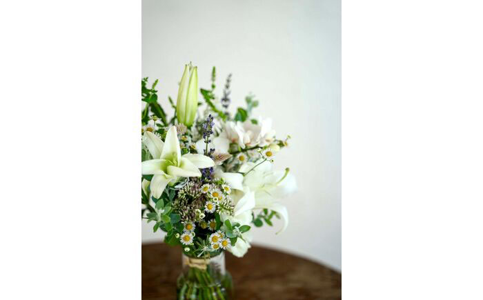 【6回定期便】季節のおすすめ生花花束一対 お供え 供花 初回花瓶付 【株式会社tomoni】 [ATCG031]