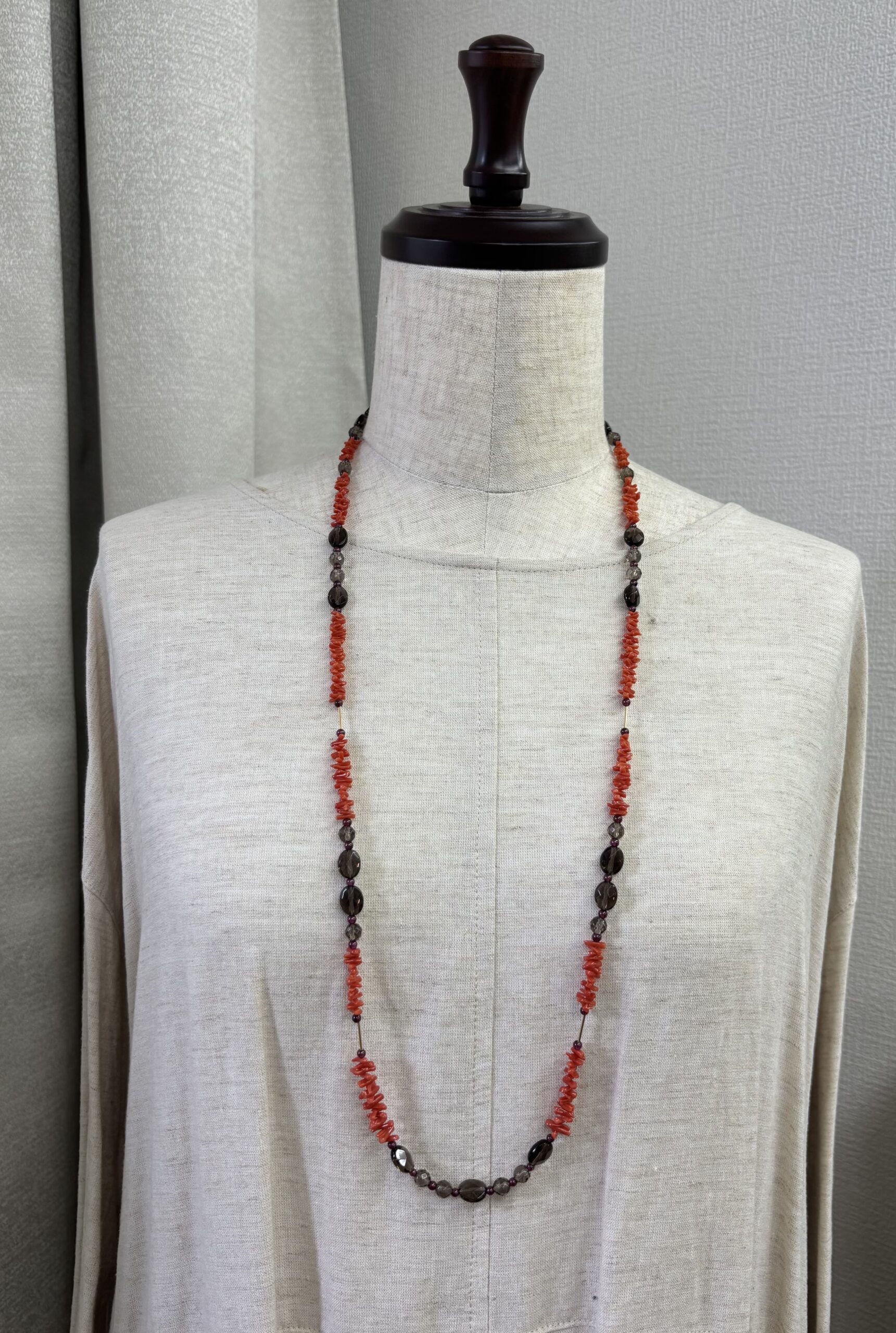 K18製 宝石珊瑚オリジナルデザインネックレス セミロング ガーネット スモーキークォーツ 【有限会社米沢サンゴ店】 [ATCX034]