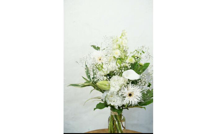 【12回定期便】季節のおすすめ生花花束一対 お供え 供花 初回花瓶付 【株式会社tomoni】 [ATCG030]