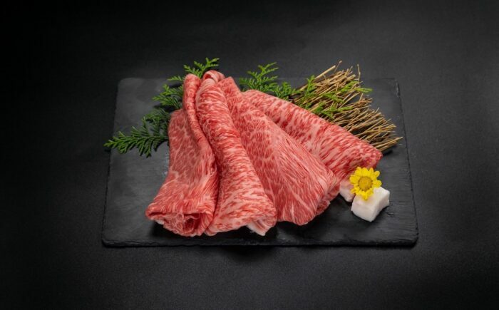 A4-A5 土佐黒牛 霜降り すき焼き用スライス 約300g / 国産 ロース ウデ モモ 牛肉 すきやき ブランド牛 A4 A5 高知 【株式会社　羽根】 [ATCK017]