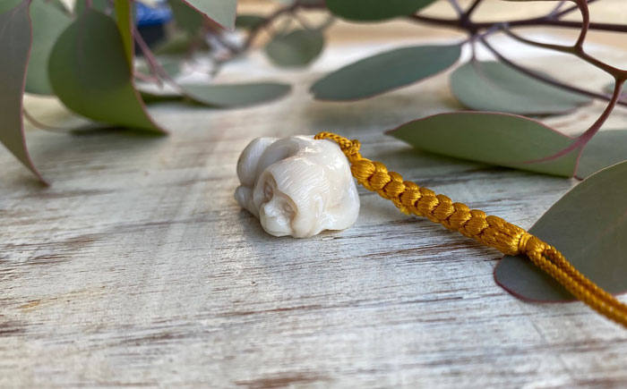 正絹シルク紐 お猿さん彫刻根付 【有限会社米沢サンゴ店】 [ATCX013]