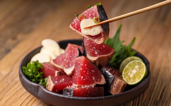 【先行予約】着日指定必須 わら焼き かつおのたたき 2節セット (6〜7人前) 〈2026年4月以降発送〉 / かつお カツオ 鰹 藁焼き 冷蔵配送 冷蔵 生 【池澤本店】 [ATAU004]