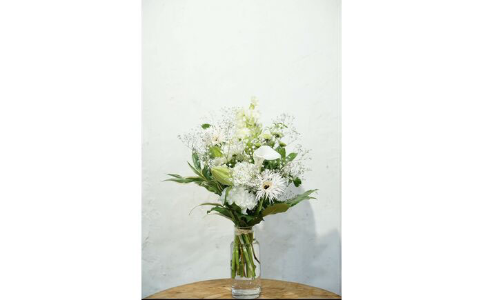 【12回定期便】季節のおすすめ生花花束一対 お供え 供花 初回花瓶付 【株式会社tomoni】 [ATCG030]