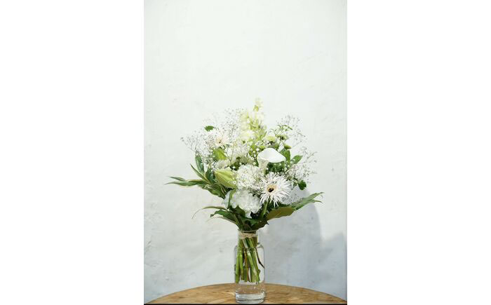 【3回定期便】季節のおすすめ生花花束一対 お供え 供花 初回花瓶付 【株式会社tomoni】 [ATCG032]