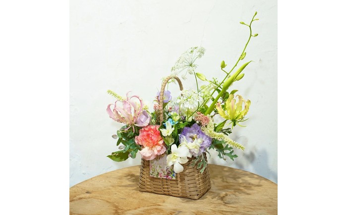 【6回定期便】季節の生花バスケットフラワーM / お花 フラワー アレンジメント バスケットフラワー そのまま飾れる 作家 手作り カゴバッグ 旬の生花 定期便 ナチュラル インテリア お祝い 高知市【株式会社tomoni】 [ATCG054]