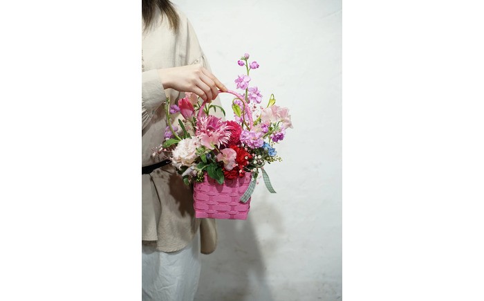 【12回定期便】季節の生花カラーバスケットフラワーS / お花 フラワー ミニサイズ アレンジメント カラーバスケット おしゃれ インテリア 省スペース プチギフト おまかせ 手作り 雑貨 季節の便り 初心者 高知【株式会社tomoni】 [ATCG058]