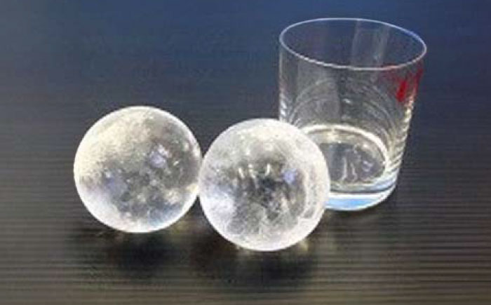 丸氷 (M) 20個セット (約65×65×65mm) 四国アイス キレイな丸い氷 まん丸い氷 ロックアイス 家飲み / スイーツ アイス アイスクリーム【グレイジア株式会社】[ATAC377]