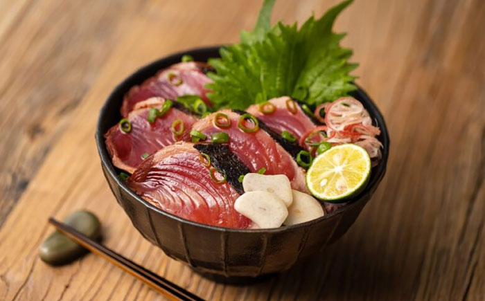 【先行予約】着日指定必須 わら焼き かつおのたたき 2節セット (6〜7人前) 〈2026年4月以降発送〉 / かつお カツオ 鰹 藁焼き 冷蔵配送 冷蔵 生 【池澤本店】 [ATAU004]