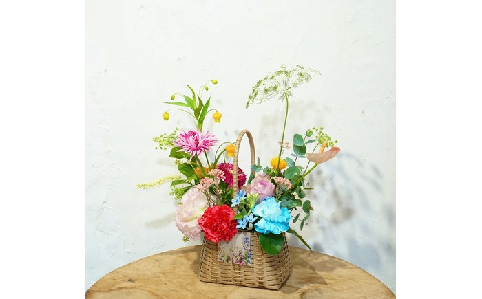 【12回定期便】季節の生花バスケットフラワーM / お花 フラワー アレンジメント バスケットフラワー そのまま飾れる 作家 手作り カゴバッグ 旬の生花 定期便 ナチュラル インテリア お祝い 高知市【株式会社tomoni】 [ATCG055]