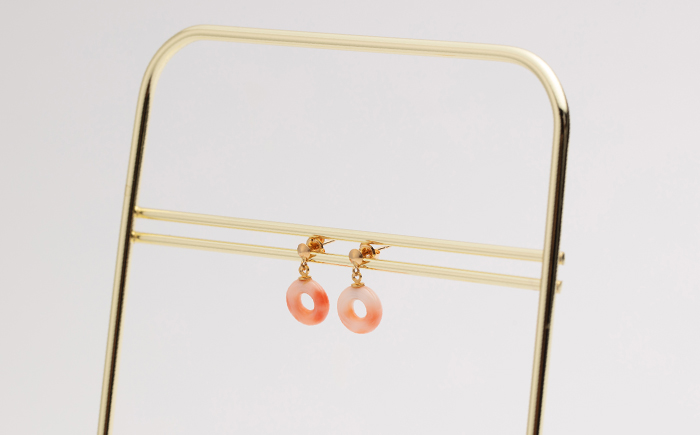 3月誕生石宝石珊瑚ピアス ピンクのサークル 【有限会社米沢サンゴ店】 [ATCX060]
