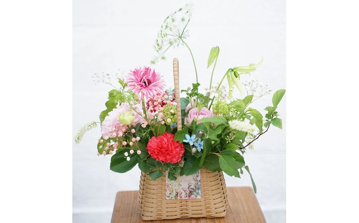 【6回定期便】季節の生花バスケットフラワーM / お花 フラワー アレンジメント バスケットフラワー そのまま飾れる 作家 手作り カゴバッグ 旬の生花 定期便 ナチュラル インテリア お祝い 高知市【株式会社tomoni】 [ATCG054]